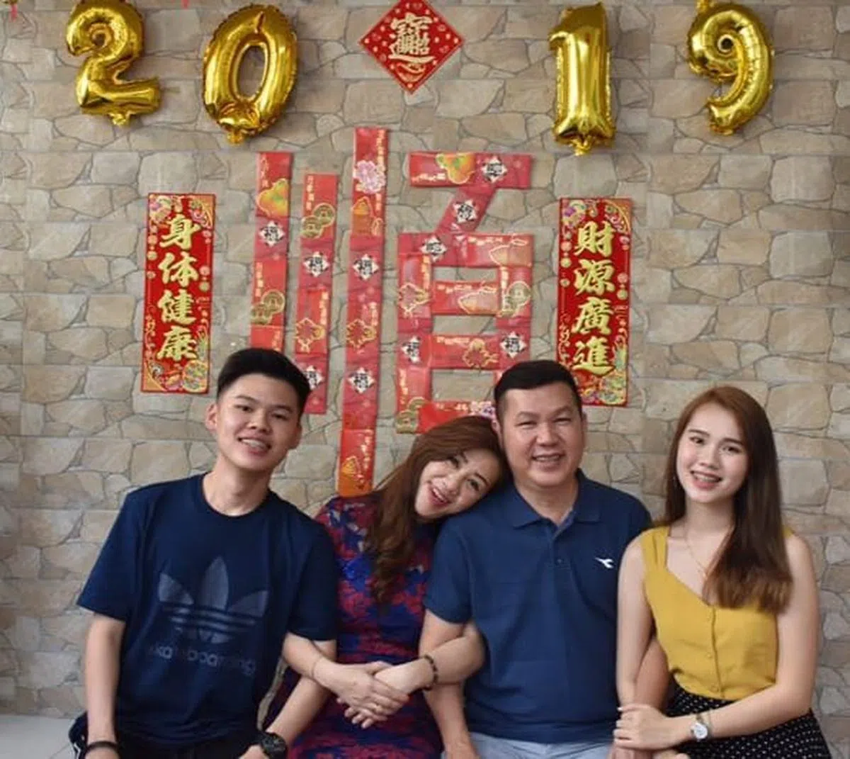  佳欢与家人的全家福。（甄珍面簿） 