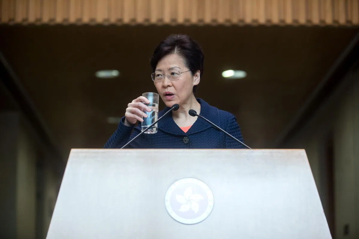  林郑月娥：这么多油水怎么能轻易放手呢！（设计对白，图取自彭博社） 
