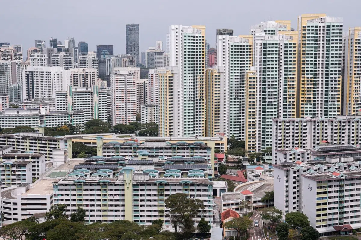 新加坡有约八成人口住在政府组屋，因此升级为私宅一族也被许多人视为翻转阶层的重要指标。