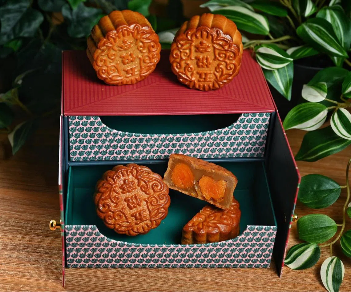 有报道指出，今年月饼价格上涨，一盒四个月饼平均售价介于80至100新元。（每日新闻）