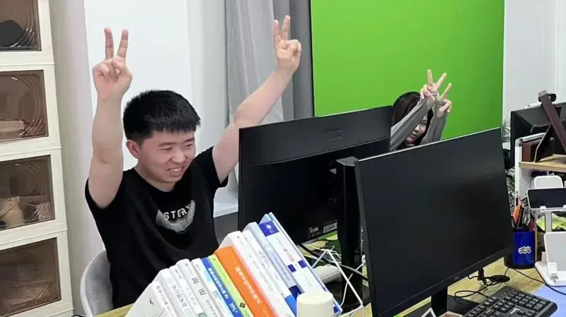 周先生在“假装上班公司”找到了为事业拼搏的动力。