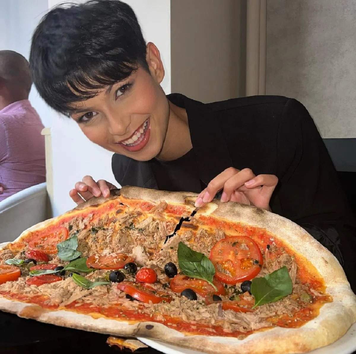 那么大的披萨，你吃得完吗？分一点给红蚂蚁吧。（吉勒Instagram）