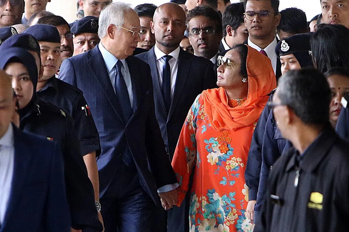  纳吉与罗斯玛十指相扣。（星洲日报） 