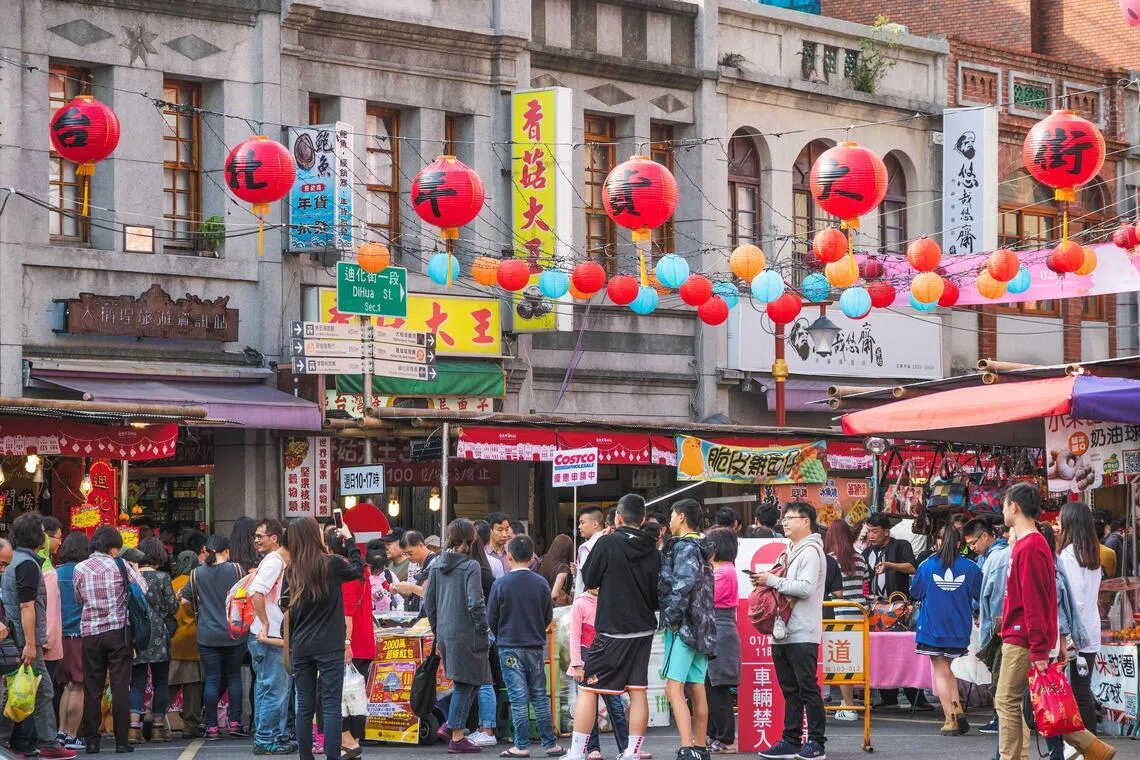 台湾迪化街的农历新年氛围浓厚。