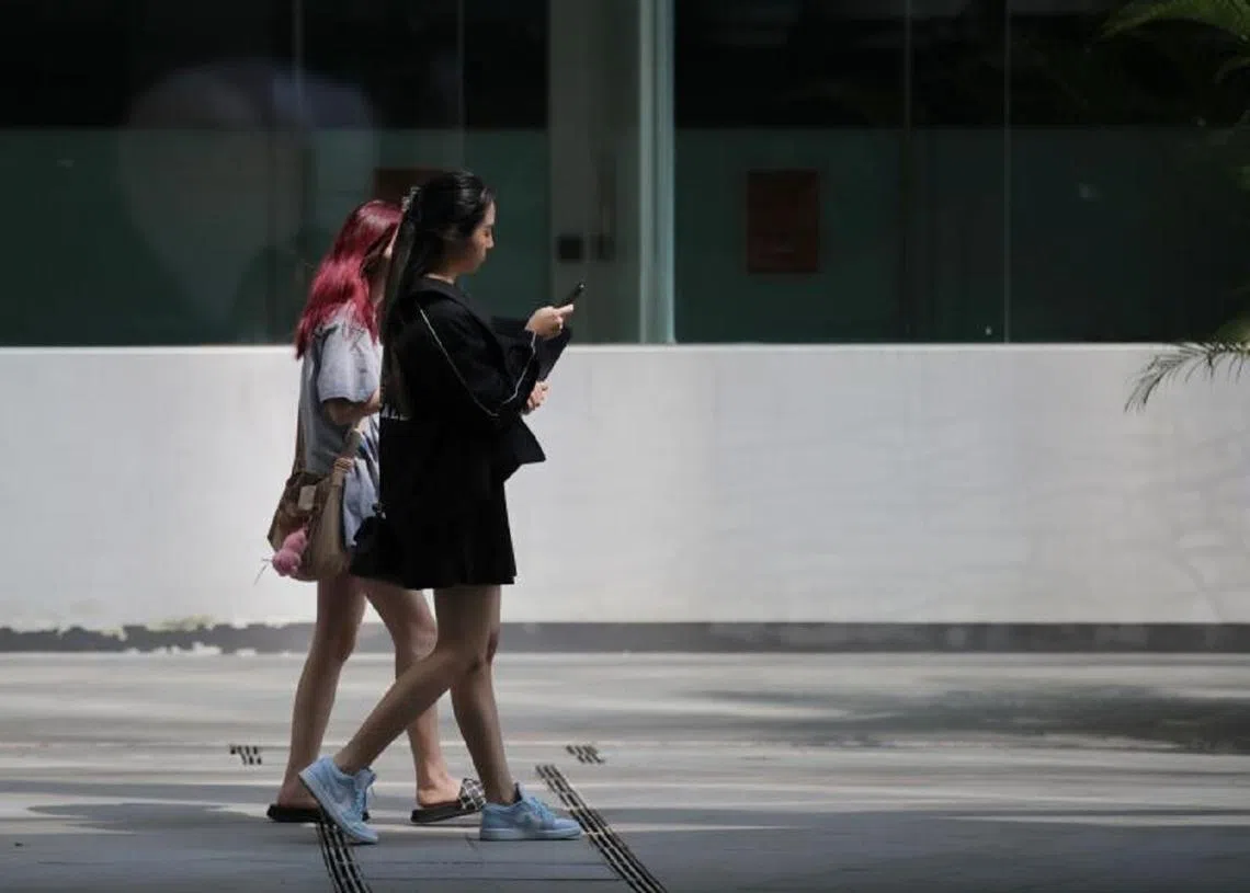 年轻人在社媒跟朋友发信息聊天。（海峡时报）