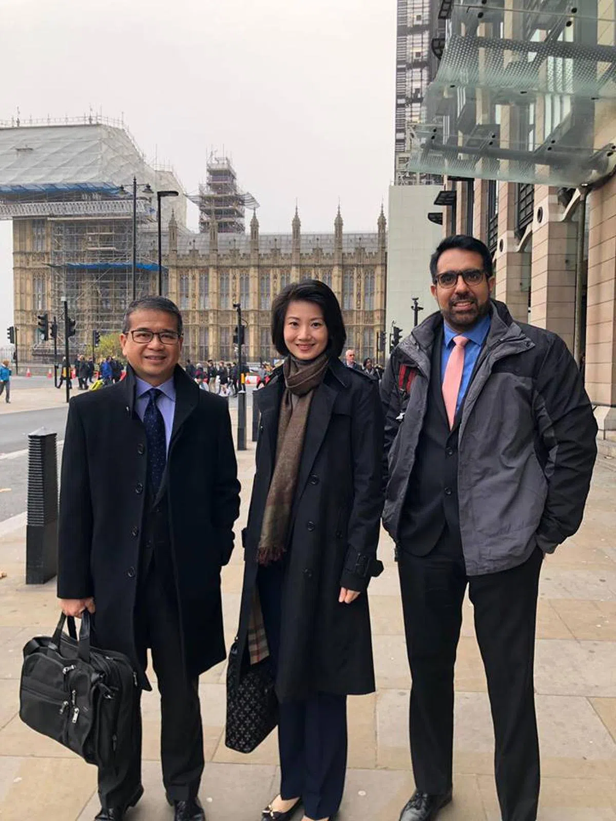  （左起）律政部兼卫生部高级政务部长唐振辉（马林百列集选区）、内政部兼国家发展部高级政务次长孙雪玲（白沙—榜鹅集选区）和毕丹星（阿裕尼集选区），去年11月到英国伦敦参加“对抗假新闻及假信息国际委员会”听证会。（孙雪玲面簿） 