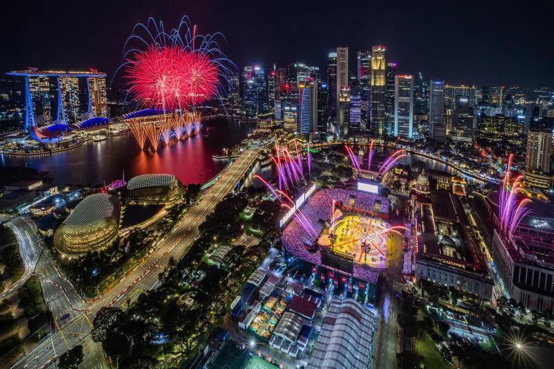 滨海湾一带的酒店都是赏烟花的最佳点，所以跨年时经常客满。