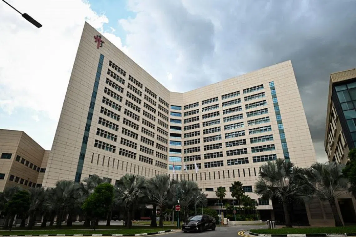 本地三个感染群里，有7人感染了印度B16172变种毒株，其中五人是在陈笃生医院感染群，包括该感染群的首例确诊——菲律宾籍女护士，一名在9D病房工作的医生，以及三名住在9D病房的病人。（海峡时报）