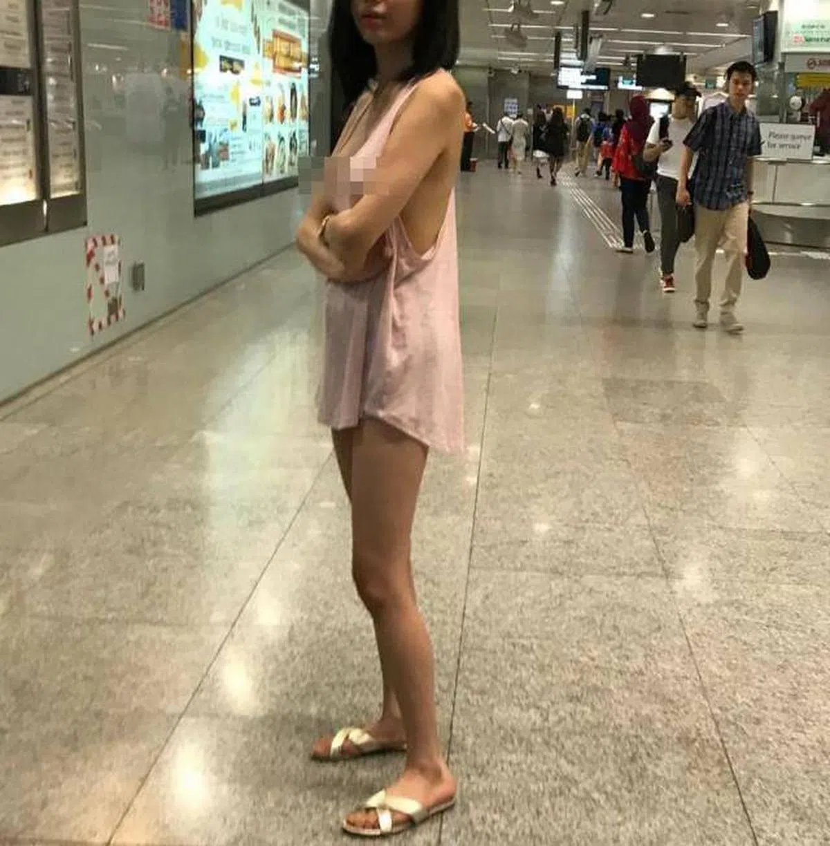 女子上半身穿着一件薄薄的淡粉色背心。（取自面簿） 