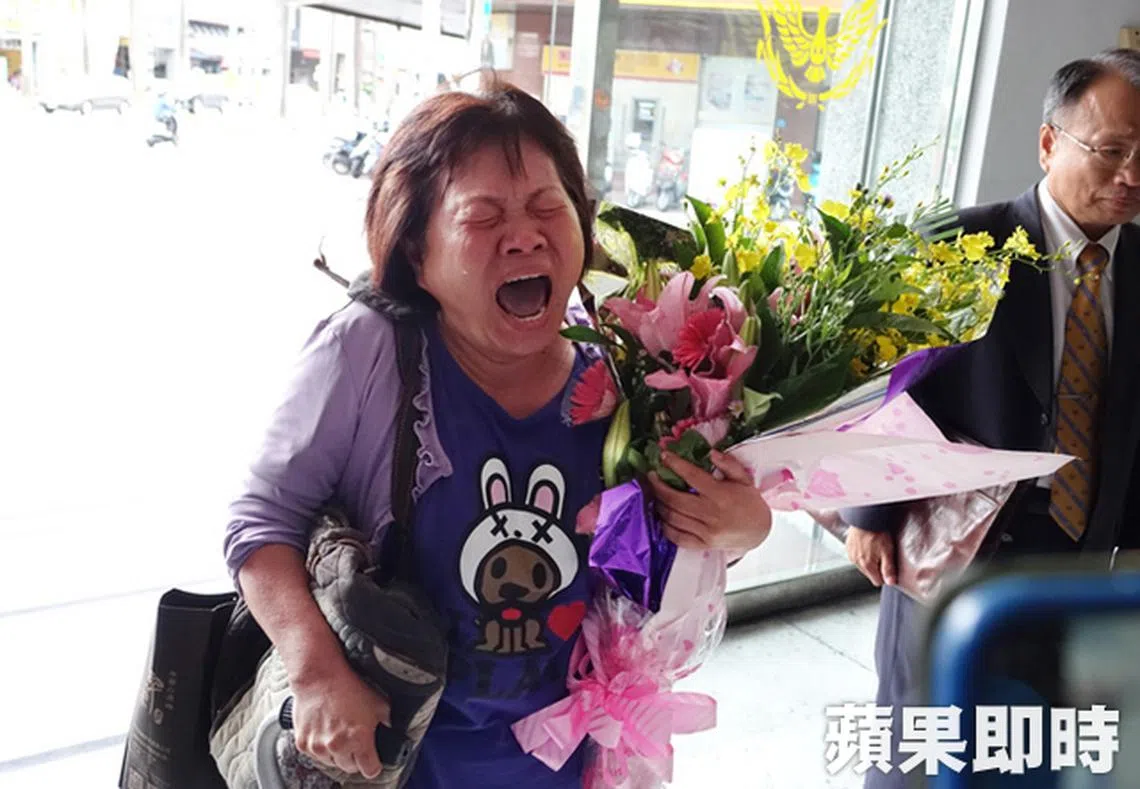 蒋月惠咬女警后，捧着鲜花登门警察局想要道歉，结果无人理会，觉得受到委屈，当场大哭。（台湾苹果日报）