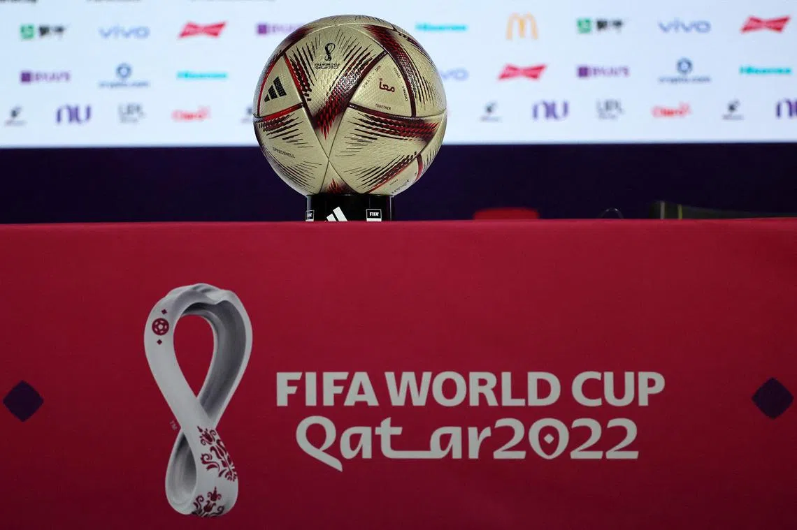 卡塔尔当地时间11日，国际足联公布了2022年世界杯半决赛和决赛的官方用球名为“Al Hilm”，中文是“梦想”的意思。整个足球表面呈现金色，搭配有红色条纹。（法新社）