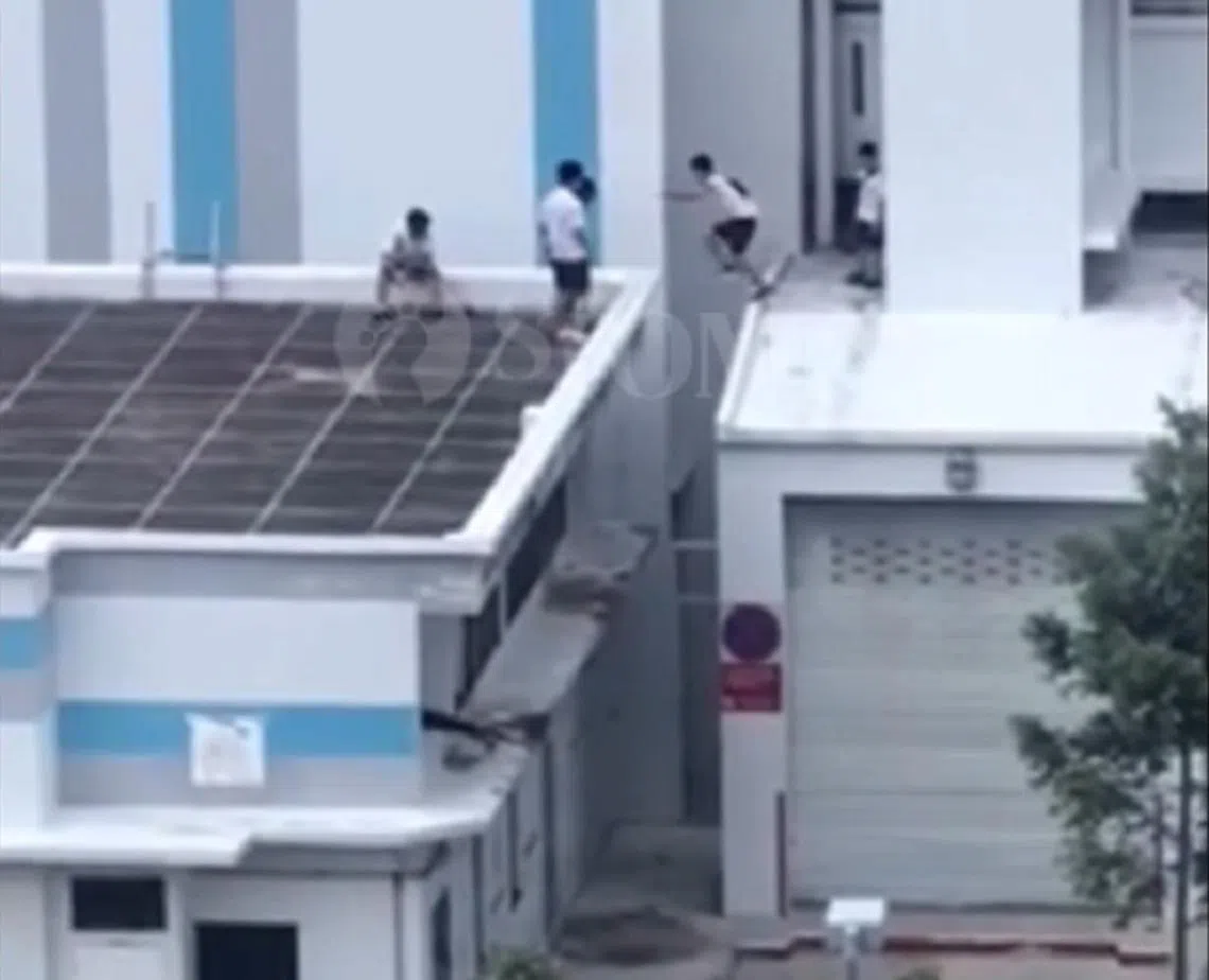 学生在组屋高空跑酷，一个不慎可能“一失足成千古恨”。（视频截图）