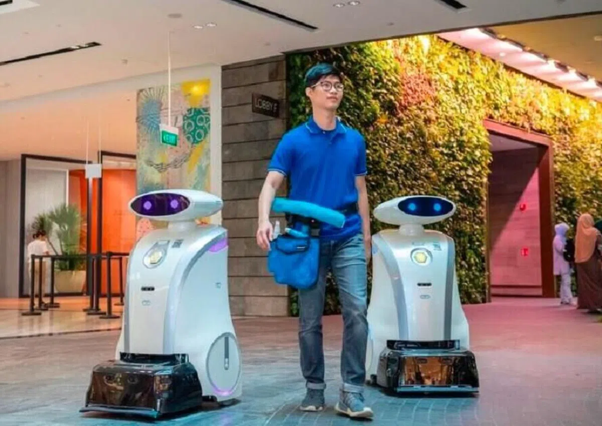 会扫地还会唱歌说笑的机器人，在星耀樟宜派上用场。（互联网）
