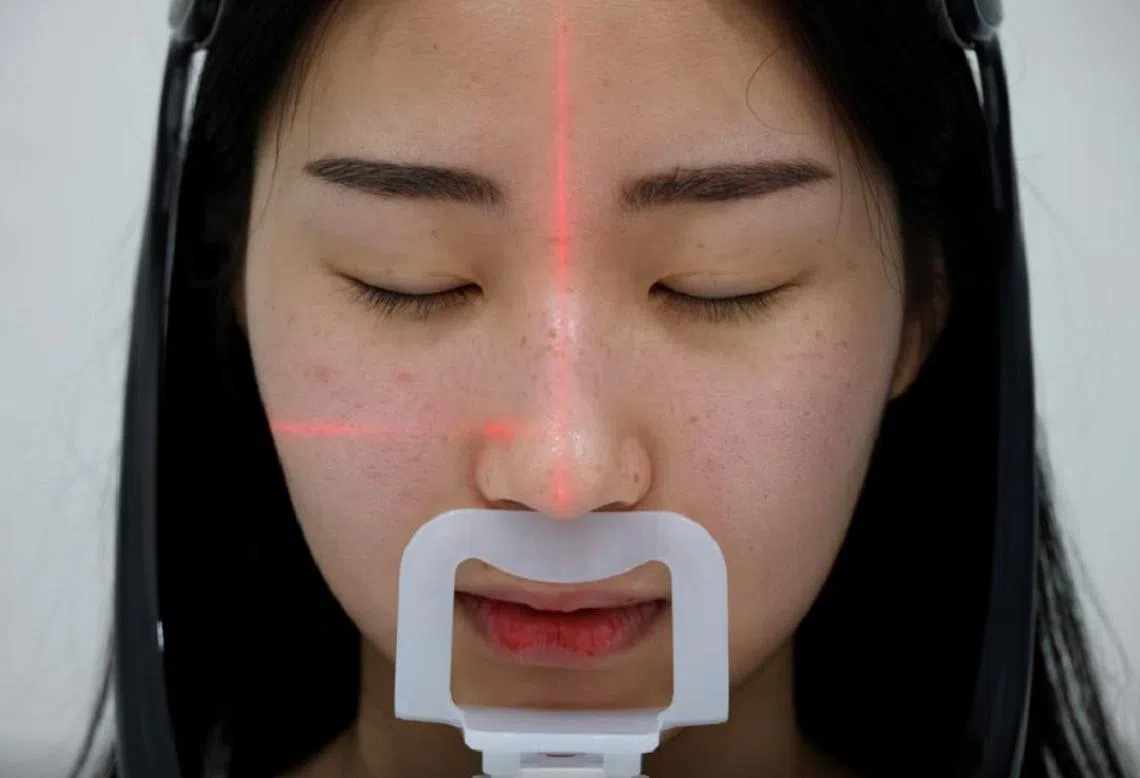 整鼻前的Han-na正在接受仪器检查。（路透社）