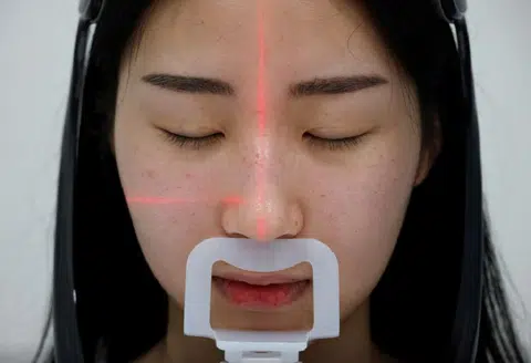 整鼻前的Han-na正在接受仪器检查。（路透社）