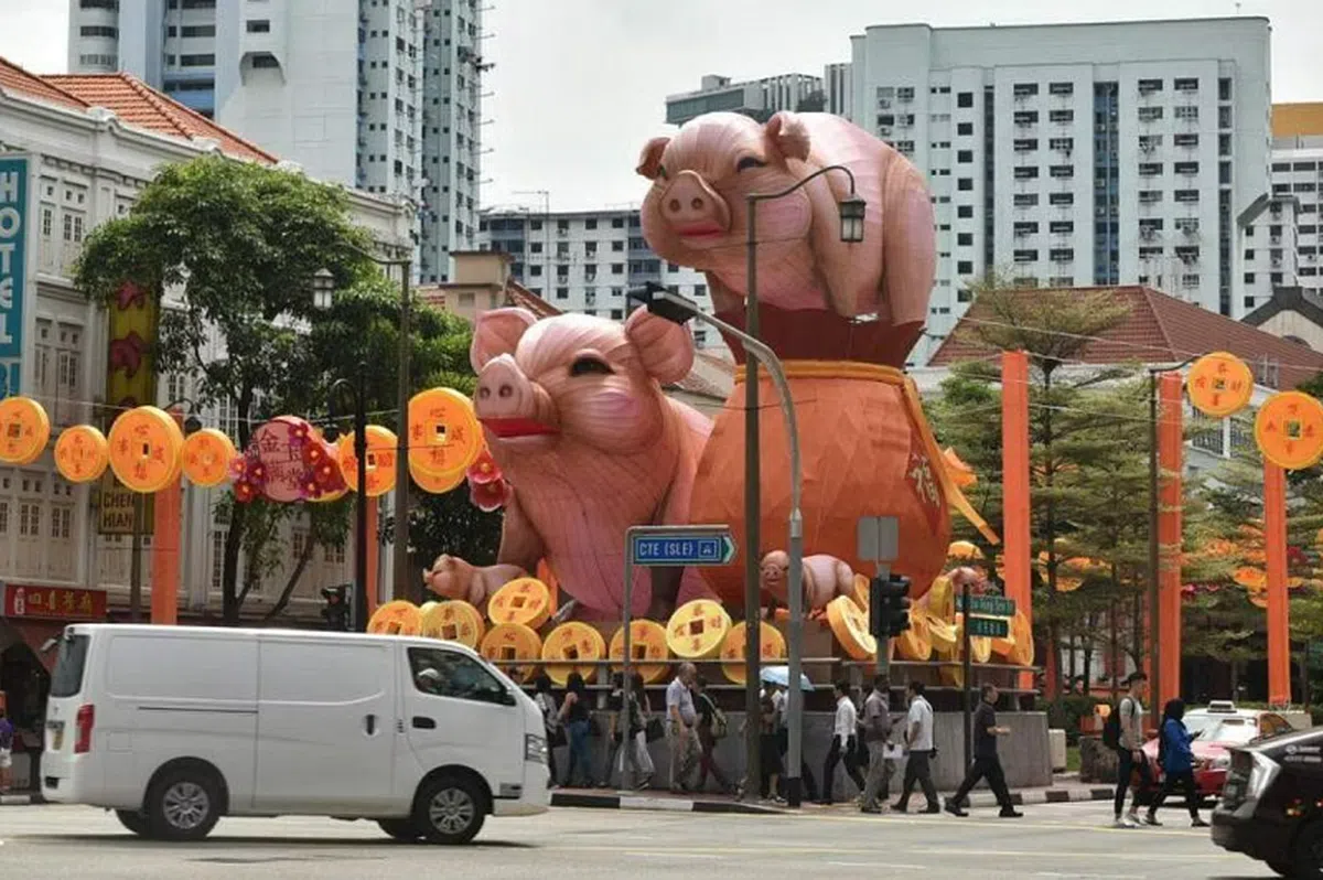 2019年，牛车水的猪年装饰被讥长得惊悚。（海峡时报）