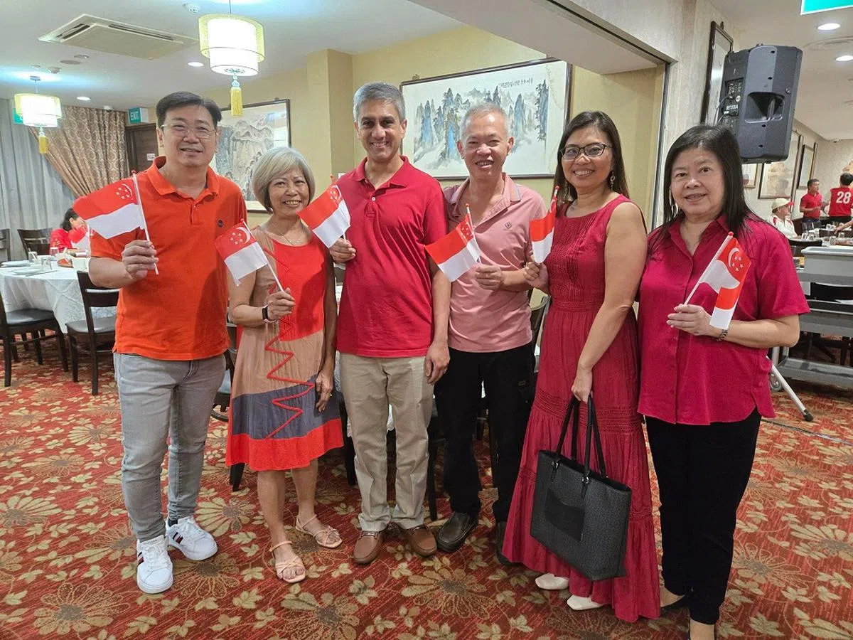 贝理安（左三）与前进党秘书长潘群勤（右二）和前进党国庆晚宴与会者合照。（取自贝理安脸书）