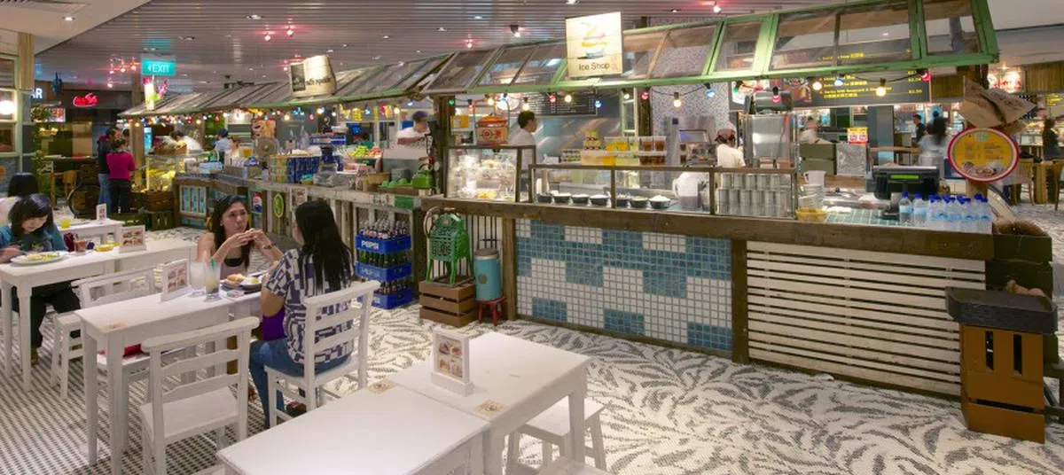  桌椅和装修也都是复古风。（Wisma Atris） 