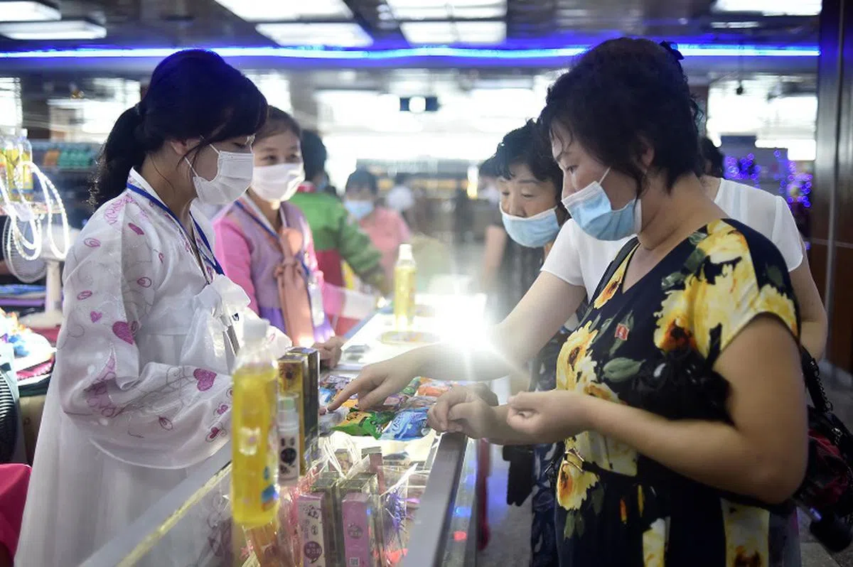 朝鲜取消自5月以来实施的最大限度防疫措施。图为当地人民戴口罩的日常。（法新社）