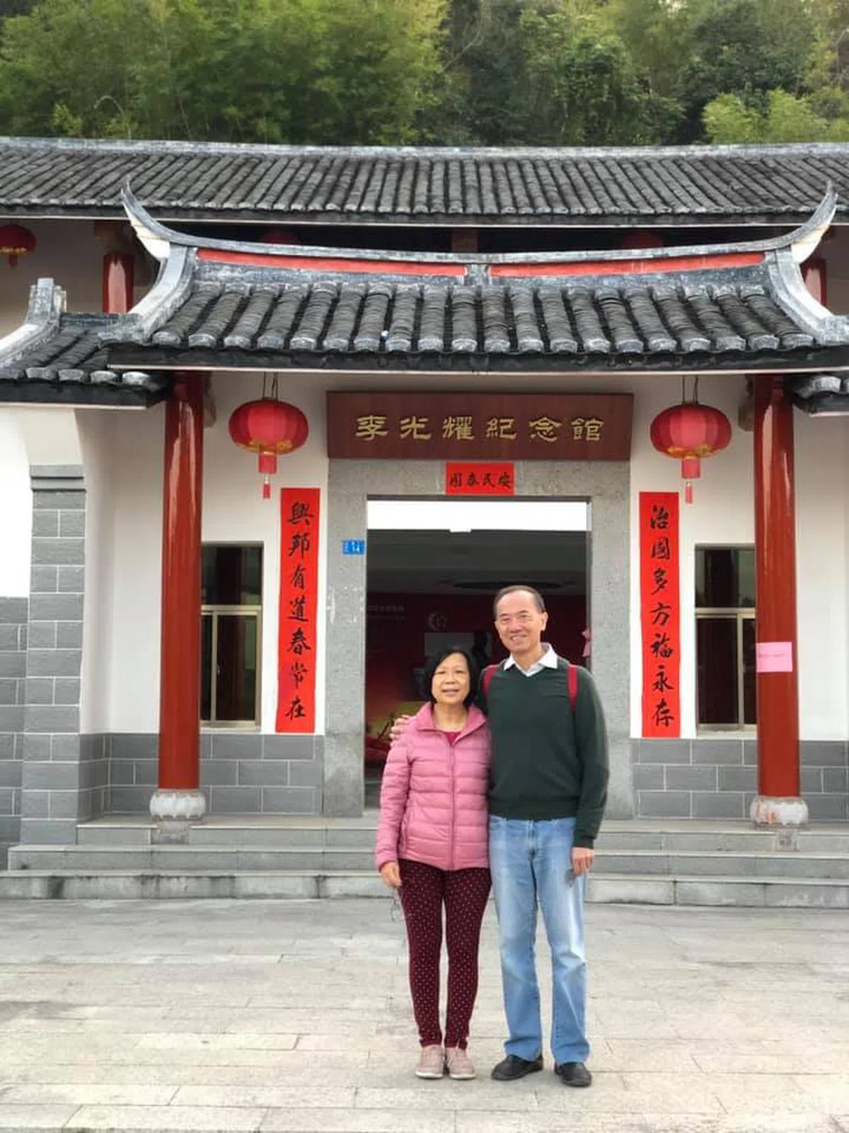  杨荣文伉俪在李光耀纪念馆前留影。（杨荣文面簿） 