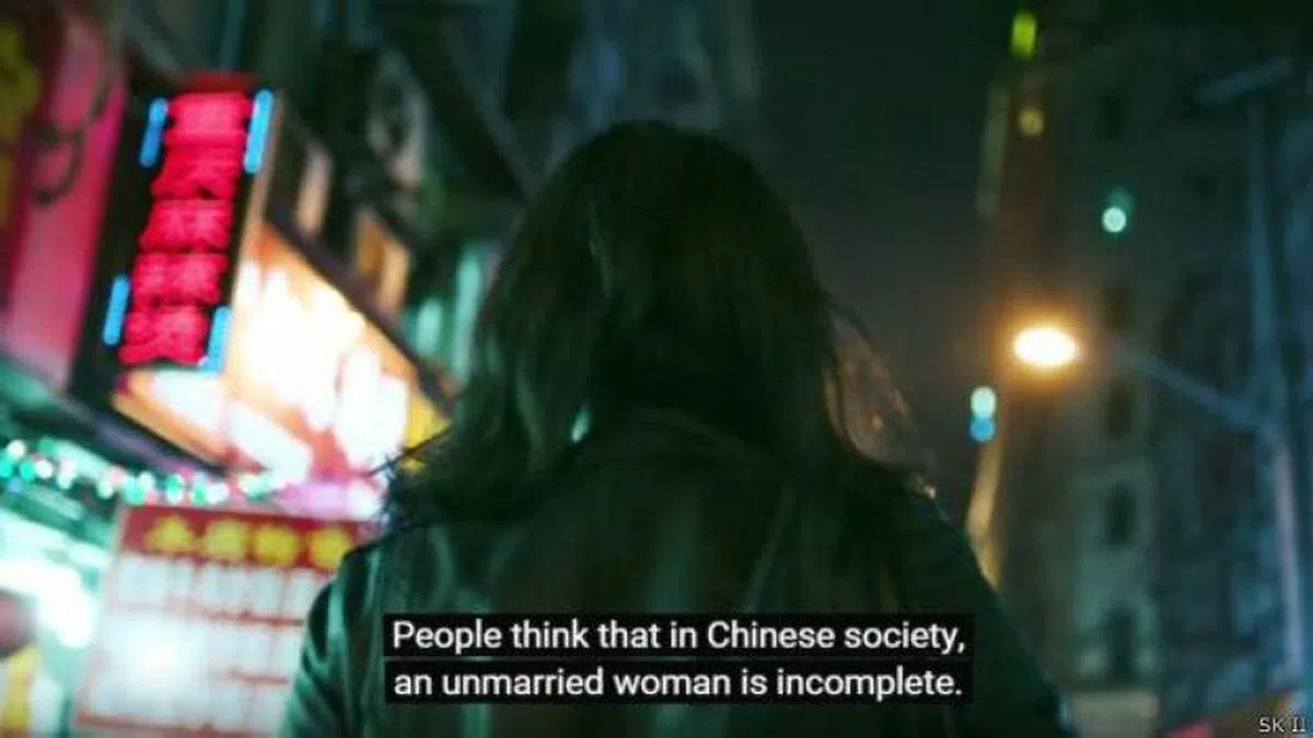  很多人都认为在华人社会里，一个没有结过婚的女人是人生有缺憾的。（BBC） 