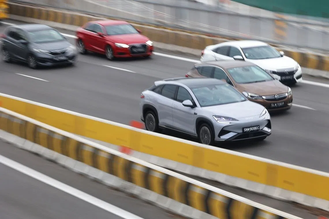 在最畅销榜上的三甲汽车品牌和2024年相比没有变化，蝉联榜首的比亚迪共注册1万1184辆新车，占约21.2%。