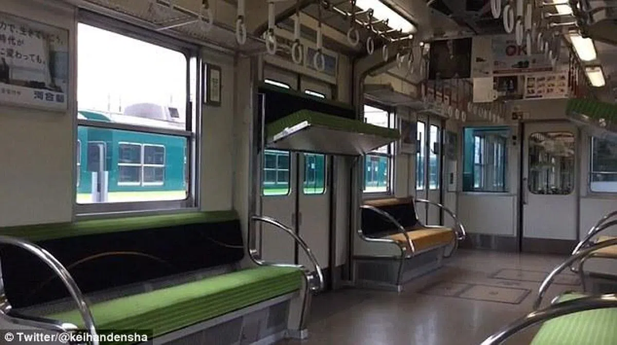  日本地铁的装折叠升降长椅。（推特） 
