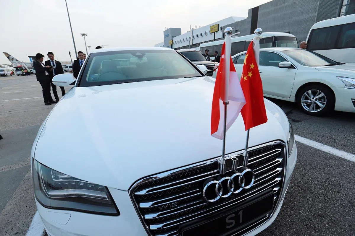 中国国家主席习近平2015年11月6日抵达新加坡进行国事访问时，负责接载习近平一行的车队在停机坪前排列整齐，车款为白色奥迪W12系列，车牌是“S1”。（联合早报）