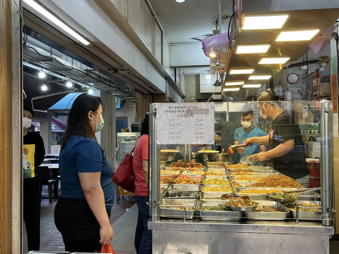 本地一些摊位的菜饭售价不平民化，甚至贵得离谱，在网上引起热议。（新明日报）