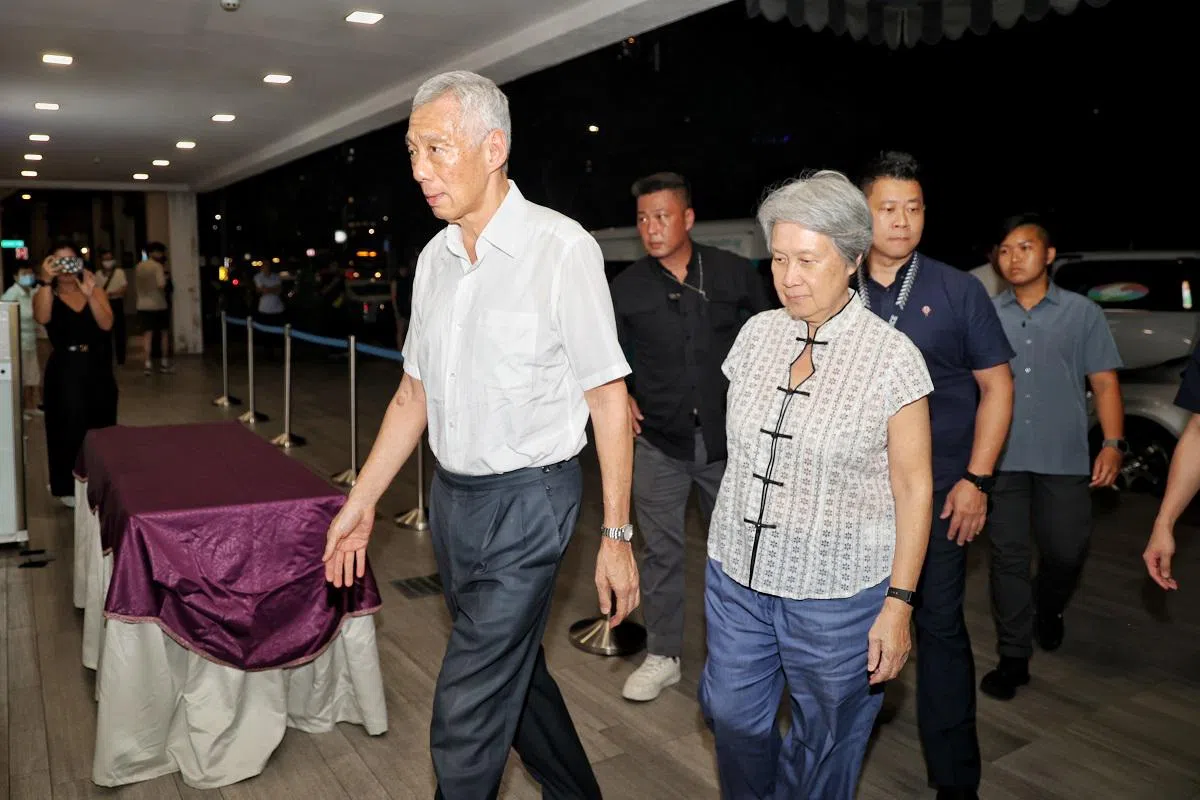 国务资政李显龙与夫人何晶10月10日晚到李玮玲的灵堂表达哀思。（新明日报）