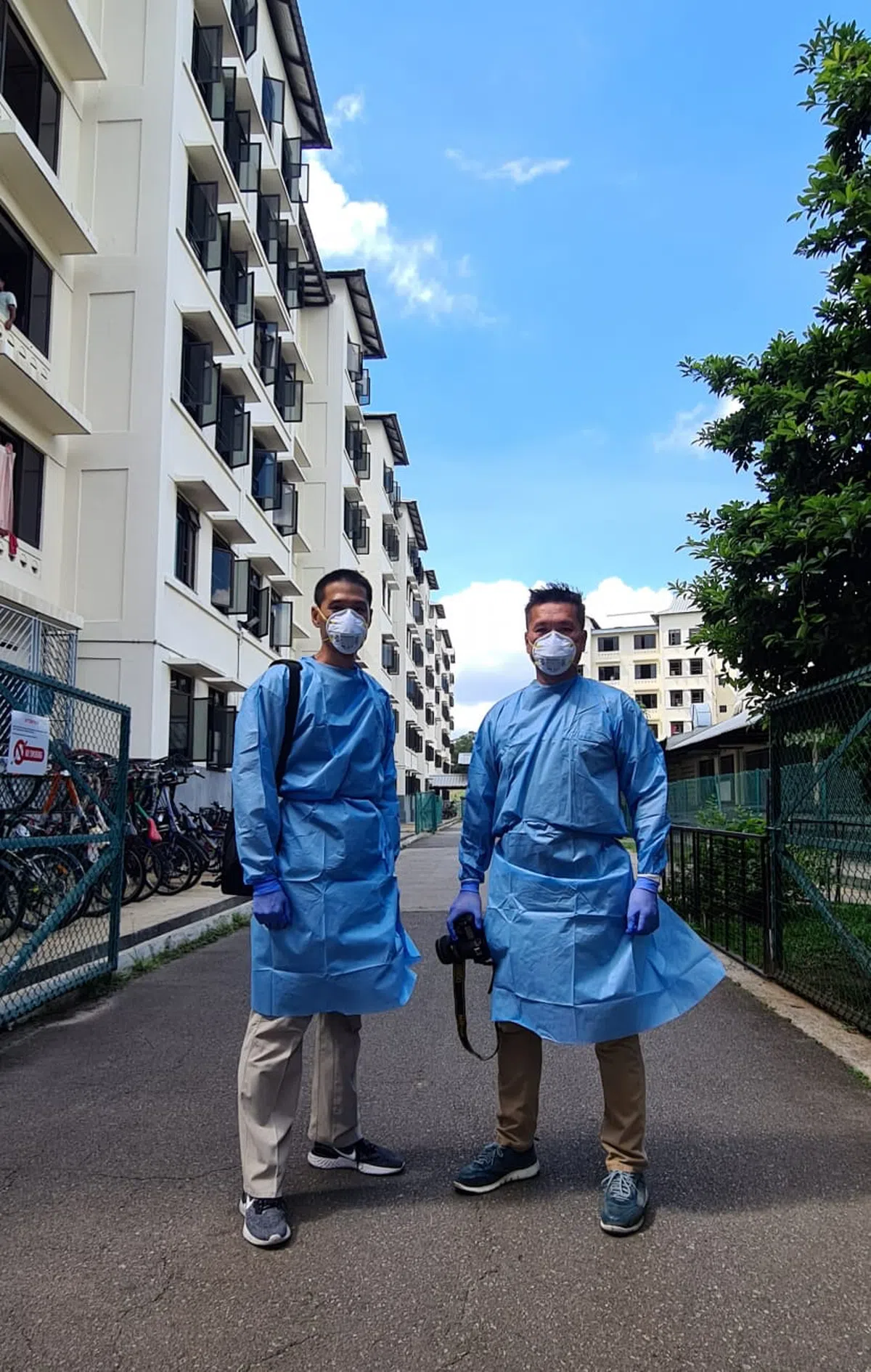  跨部门联合工作小组的资讯传播部门的摄影师Alex（右）与Jonathan Ong（左）。 