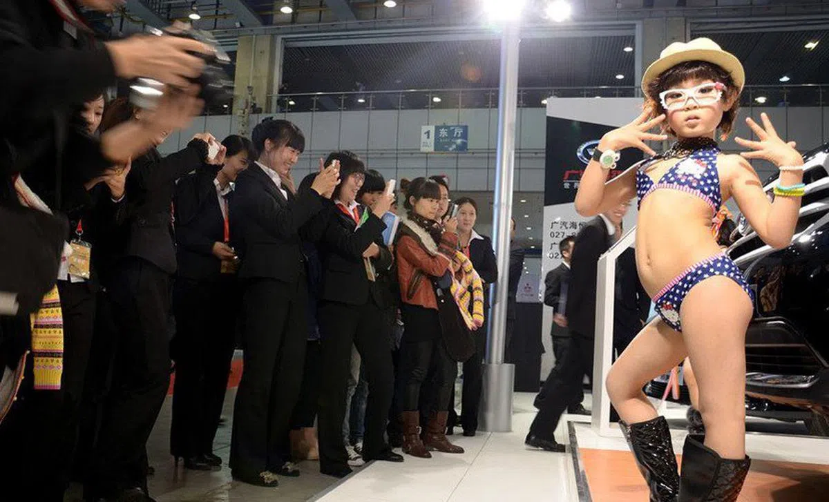  “楚天汽车文化节”出现身着比基尼的儿童车模。（互联网） 