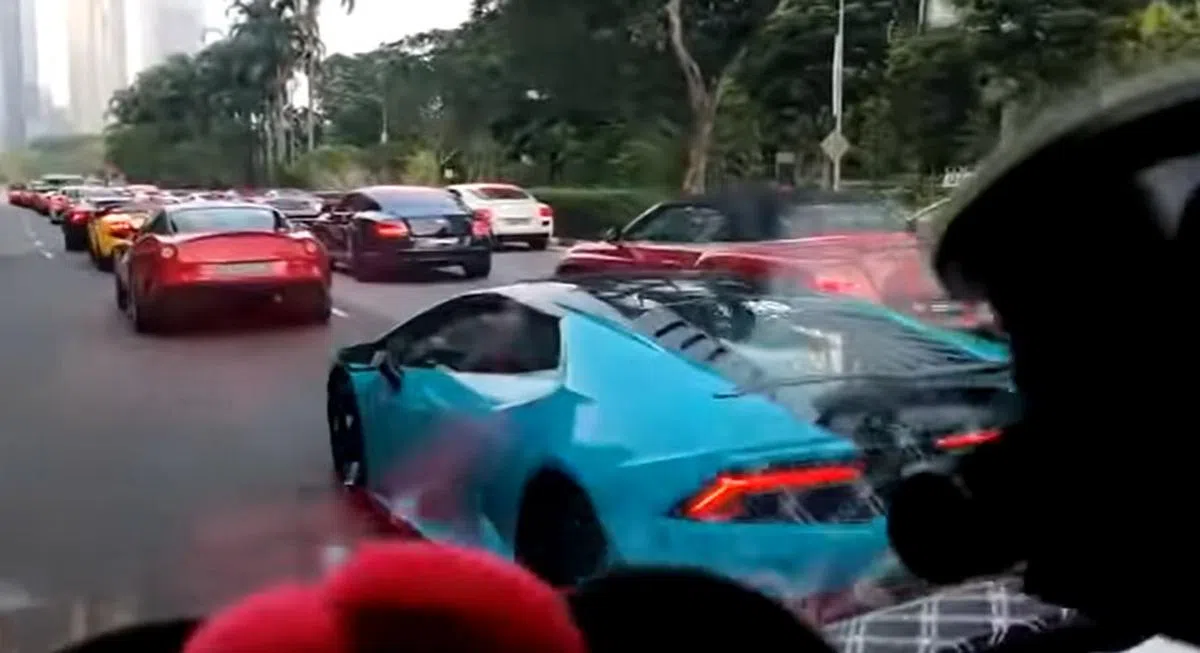 2021年4月，有车主在新加坡尼浩大道上拍到数十辆兰博基尼和宾利集体出动的声势浩大场面。（Dadie La Jefa视频截图）
