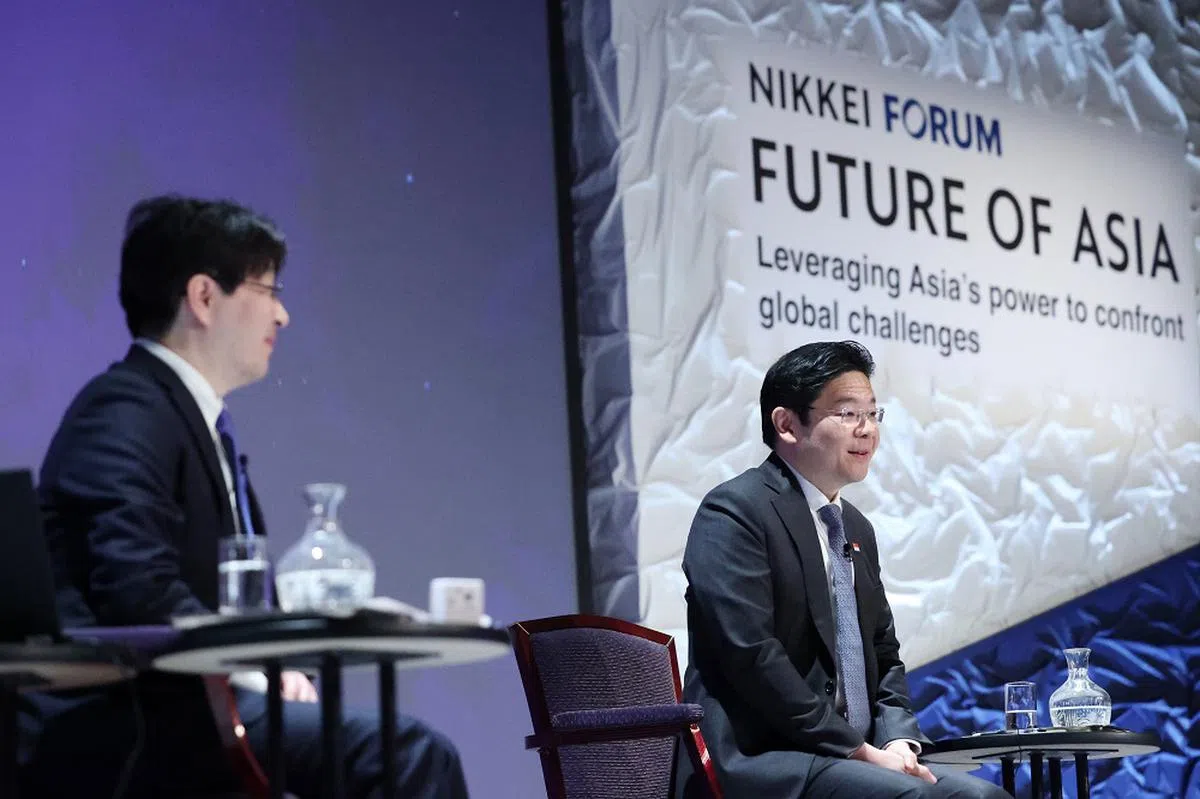 黄循财2023年5月25日在东京出席第28届日经论坛“亚洲的未来”时，回答了主持人《日经亚洲》总编辑奥村茂三郎（左）提问的问题。（通讯及新闻部提供）