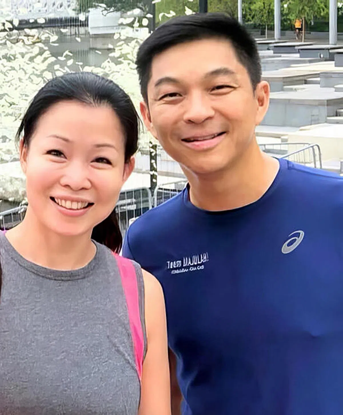 2020年11月，李显龙总理得知前议长陈川仁和前议员钟丽慧搞婚外情后就分别找两人面谈，进行一对一辅导。他们当时都同意结束这段不当关系。但后来种种迹象显示，两人依旧藕断丝连。（新明日报）