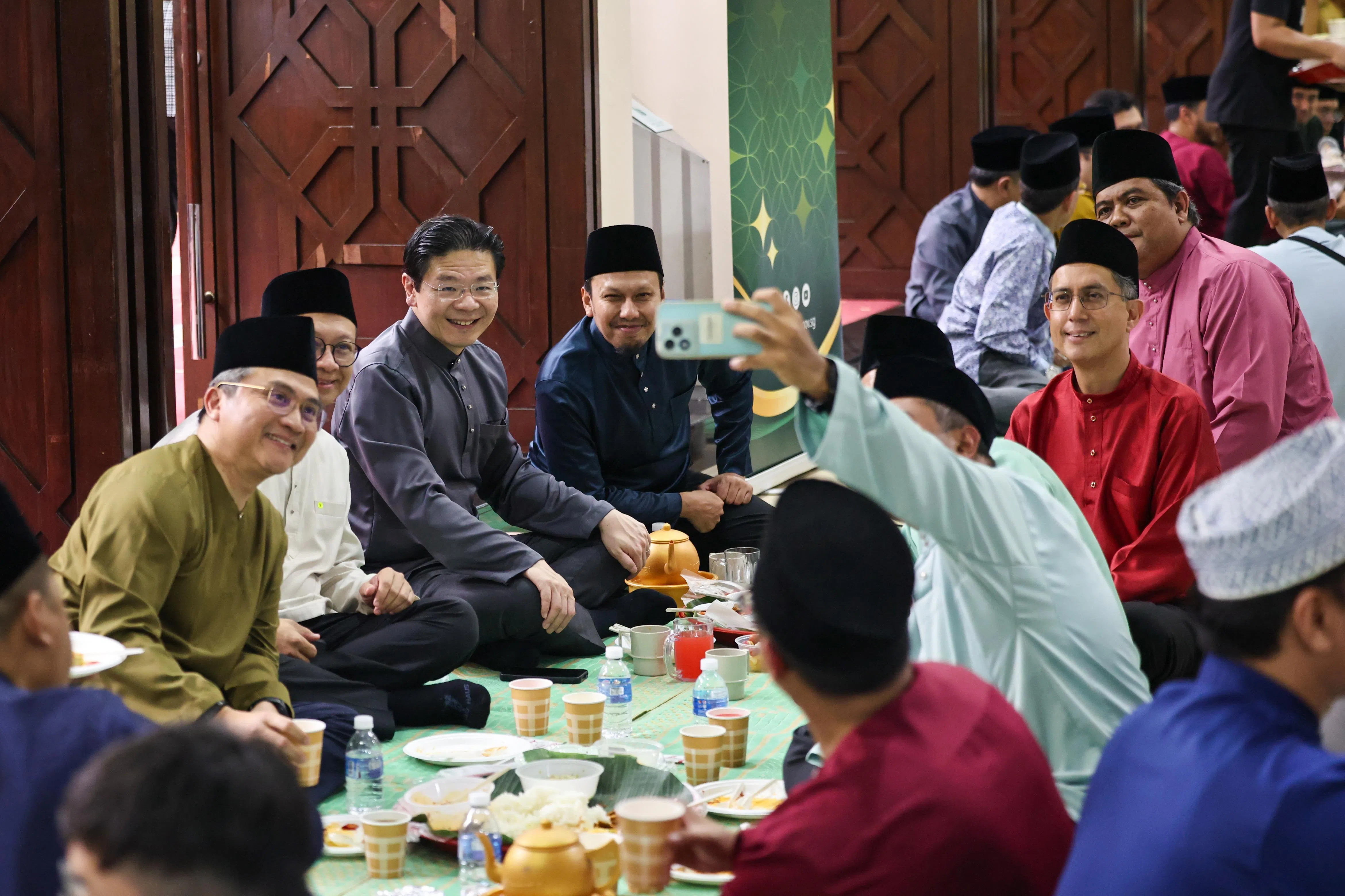 黄循财总理2026年2月24日到访碧山的安纳达回教堂（An-Nahdhah Mosque），出席开斋饭会，与众人一起合影。陪同他出席的包括主管回教事务代部长兼内政部高级政务部长费绍尔副教授（右二）、碧山—大巴窑集选区议员安迪（左一）、安纳达回教堂主席回教宗教师穆罕默德·费鲁兹（Ustaz Muhd Fairuz Shah，左四），以及回理会成员回教宗教师法图拉曼（Ustaz Fathurrahman Dawoed，左二）。