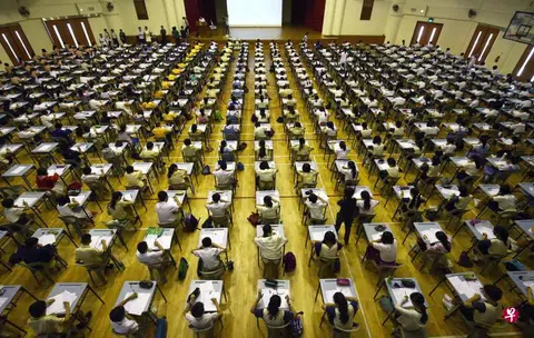 有一名网民在网上写了长文给教育部，申诉孩子考完数学考试后沮丧受挫，认为教育部考评局不该出难题刁难小孩子。（联合早报）