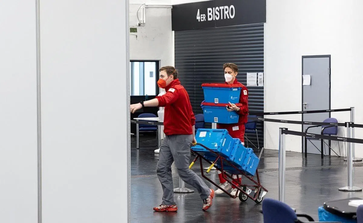 奥地利宣布将实行强制疫苗计划后，传出外国激进分子将混入奥国支持反疫苗势力示威。图为当地医疗人员把疫苗运抵疫苗中心。（路透社）