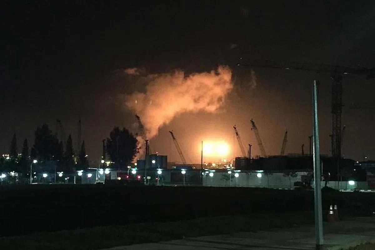  巴西古当的火光源自当地炼油厂排除废气的作业流程。（海峡时报） 