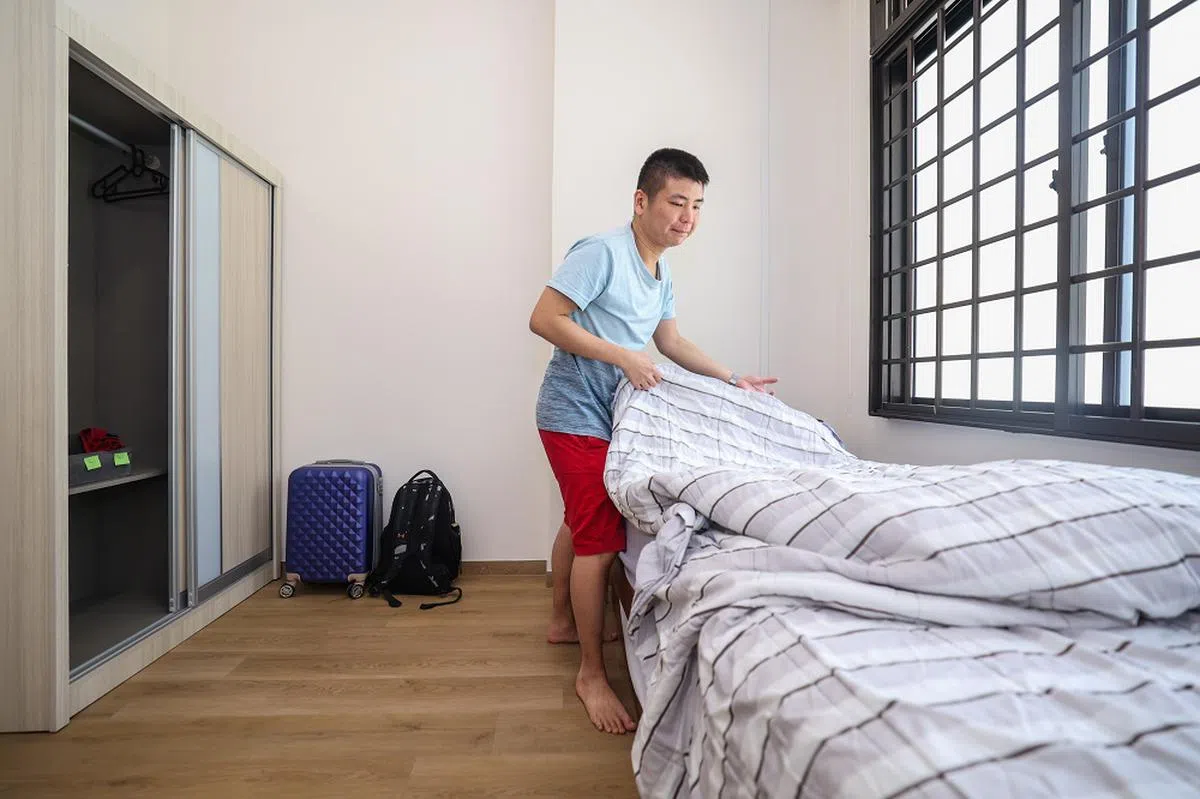 少了母亲的陪伴，朱峻纬终于自己动手做家务了。（联合早报）