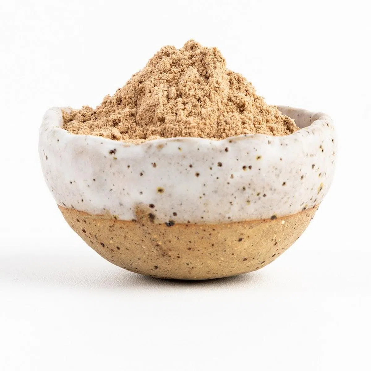 本地公司Asia Insect Farm Solutions，将蟋蟀磨成粉，用于面粉或饼干中，以提高这些食品的蛋白质含量，目前销售给美国和英国的客户。等了四年，他们终于有机会在本地出售蟋蟀粉。（Asia Insect Farm Solutions）