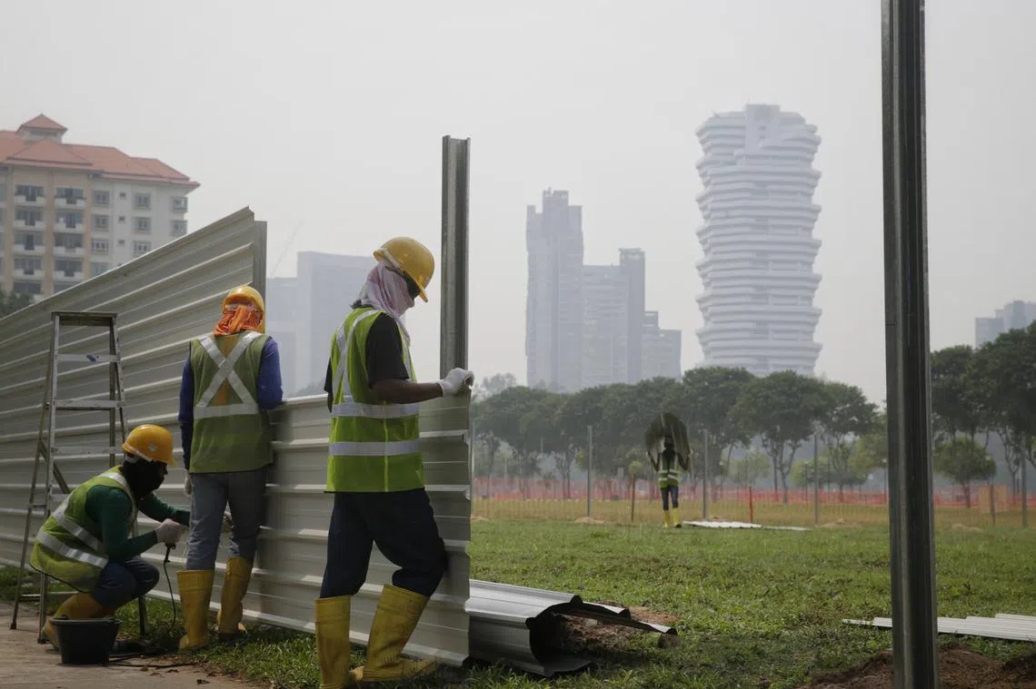 研究显示，国人对客工好感度下跌。（海峡时报）
