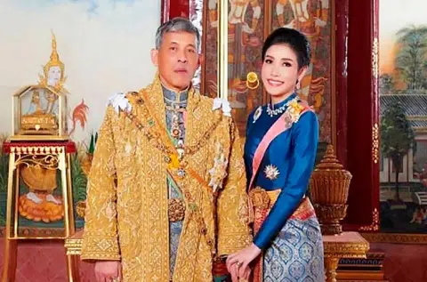 泰王哇集拉隆功与贵妃诗妮娜。（泰国王室宫务处）