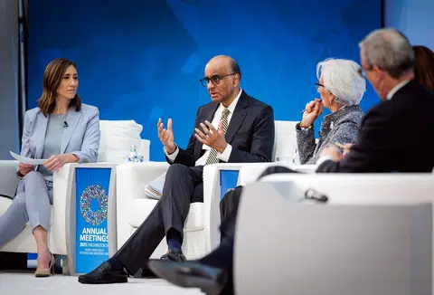 尚达曼总统（左二）在美国华盛顿国际货币基金组织（IMF）总部，出席“全球经济辩论：在变动中的全球格局中制定经济政策”论坛。