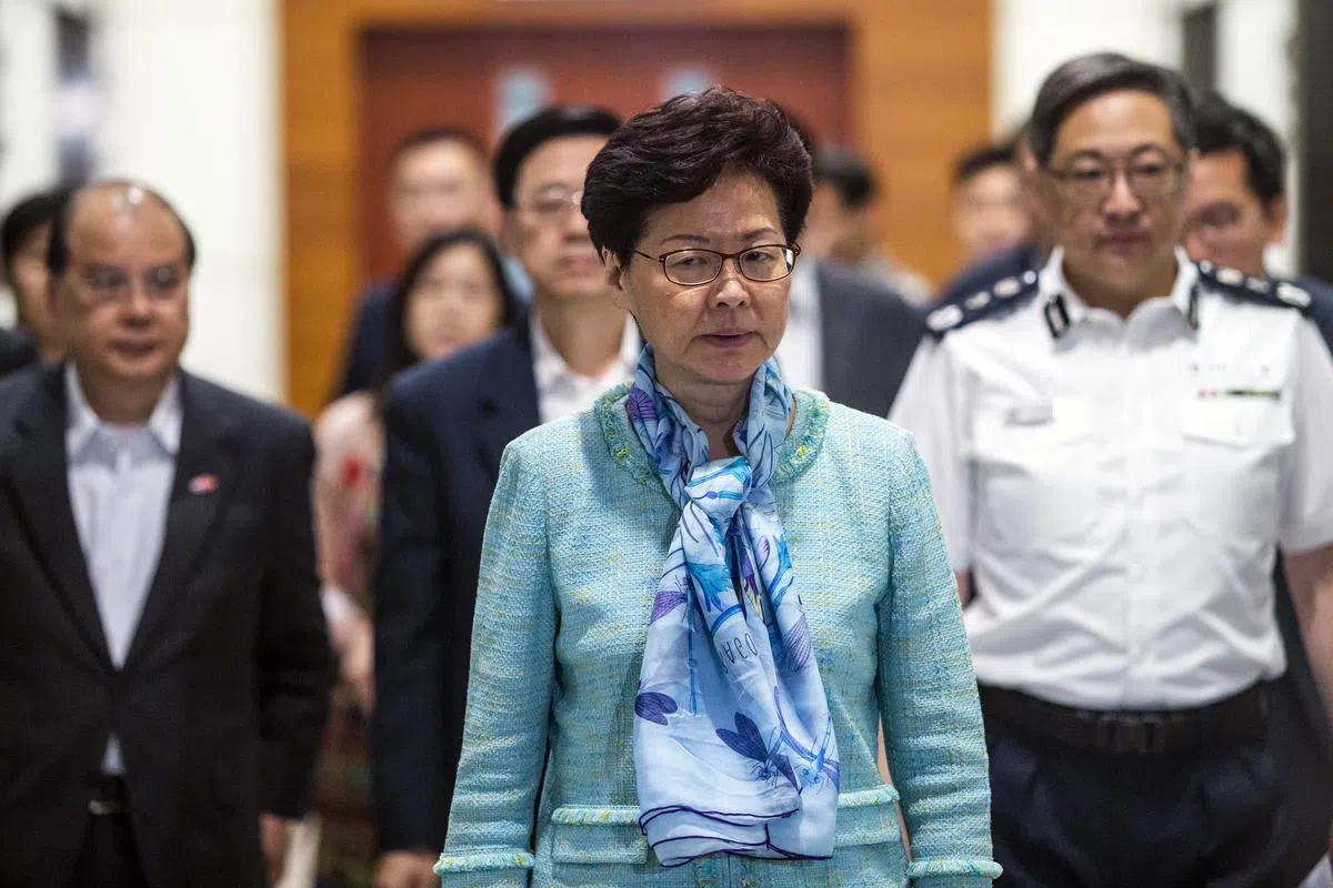  林郑月娥谴责示威者以“极暴力”的方式冲击立法会。（彭博社） 