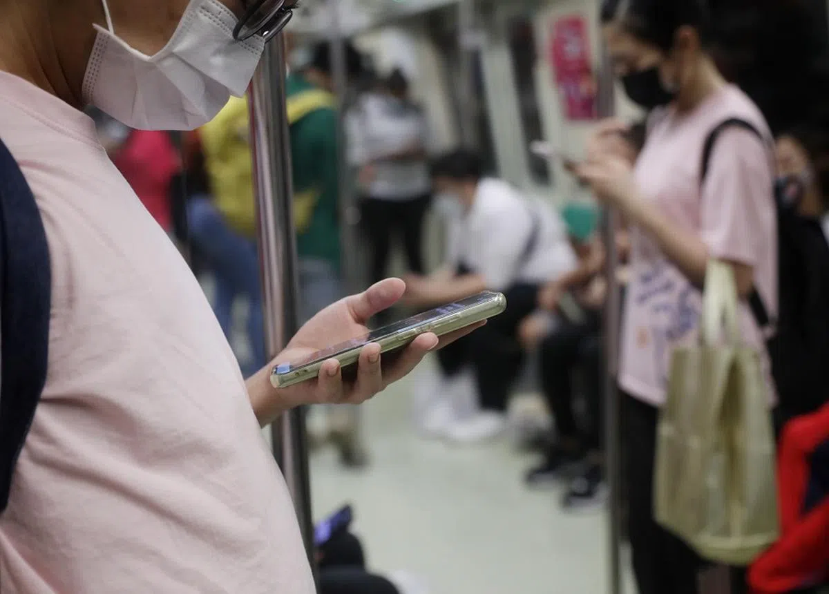 新加坡人很可能是工作或学习得太辛苦了，以致他们一上地铁就累得必须闭目养神，或者对自己手机和世界以外的一切视而不见。（海峡时报）