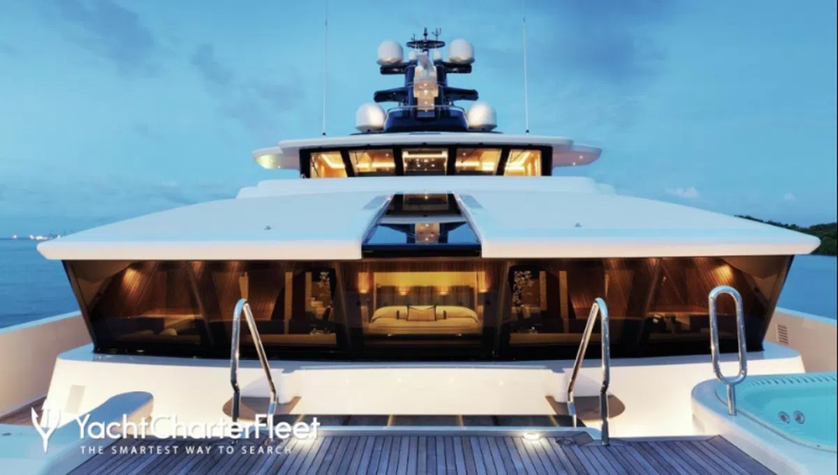  宁静号的豪华卧房区。（yachtcharterfleet） 