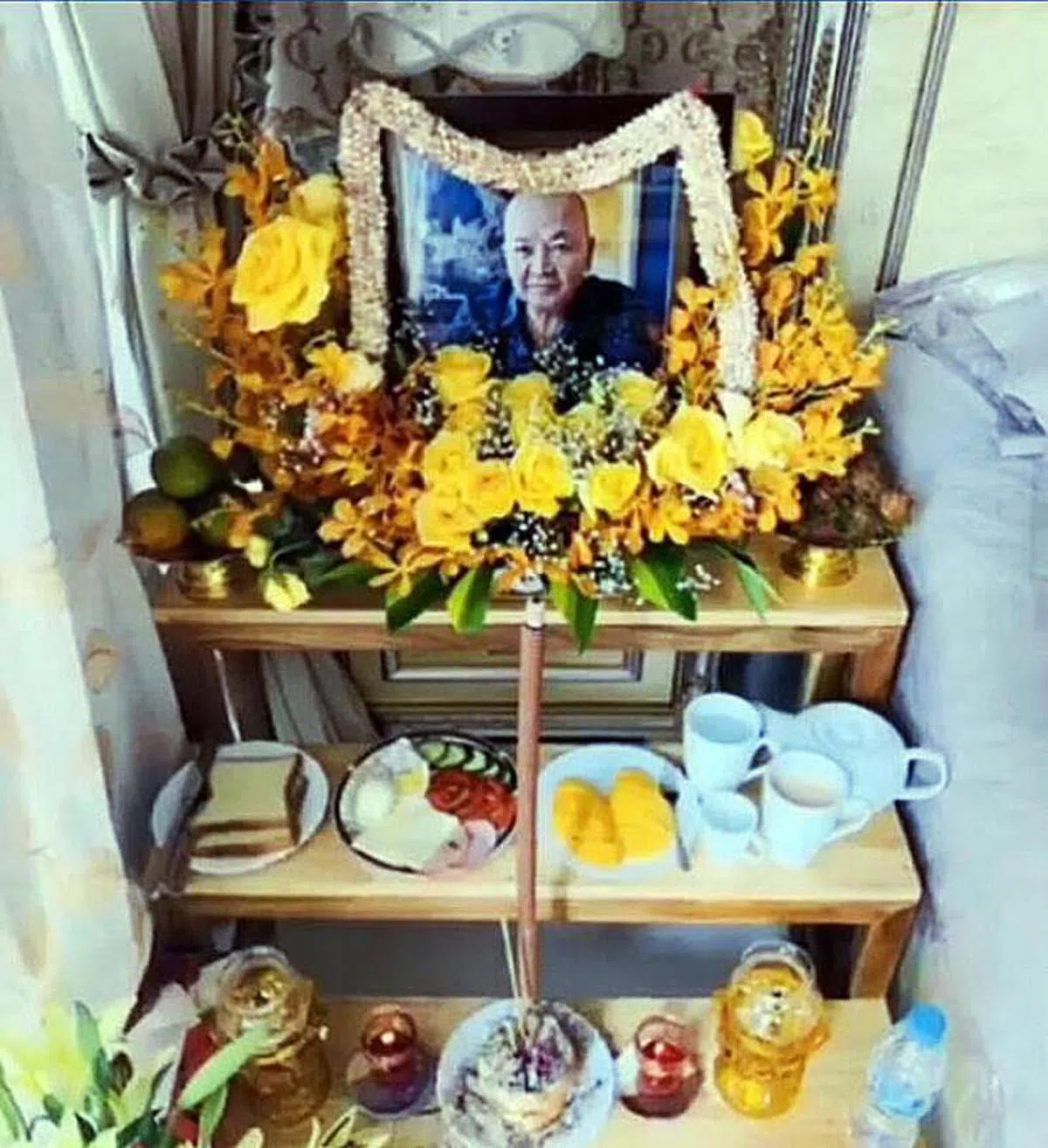  陈通明的灵堂放置了他生前最爱吃的食物。（Jeffrey Tyk Scorpion Tan面簿） 