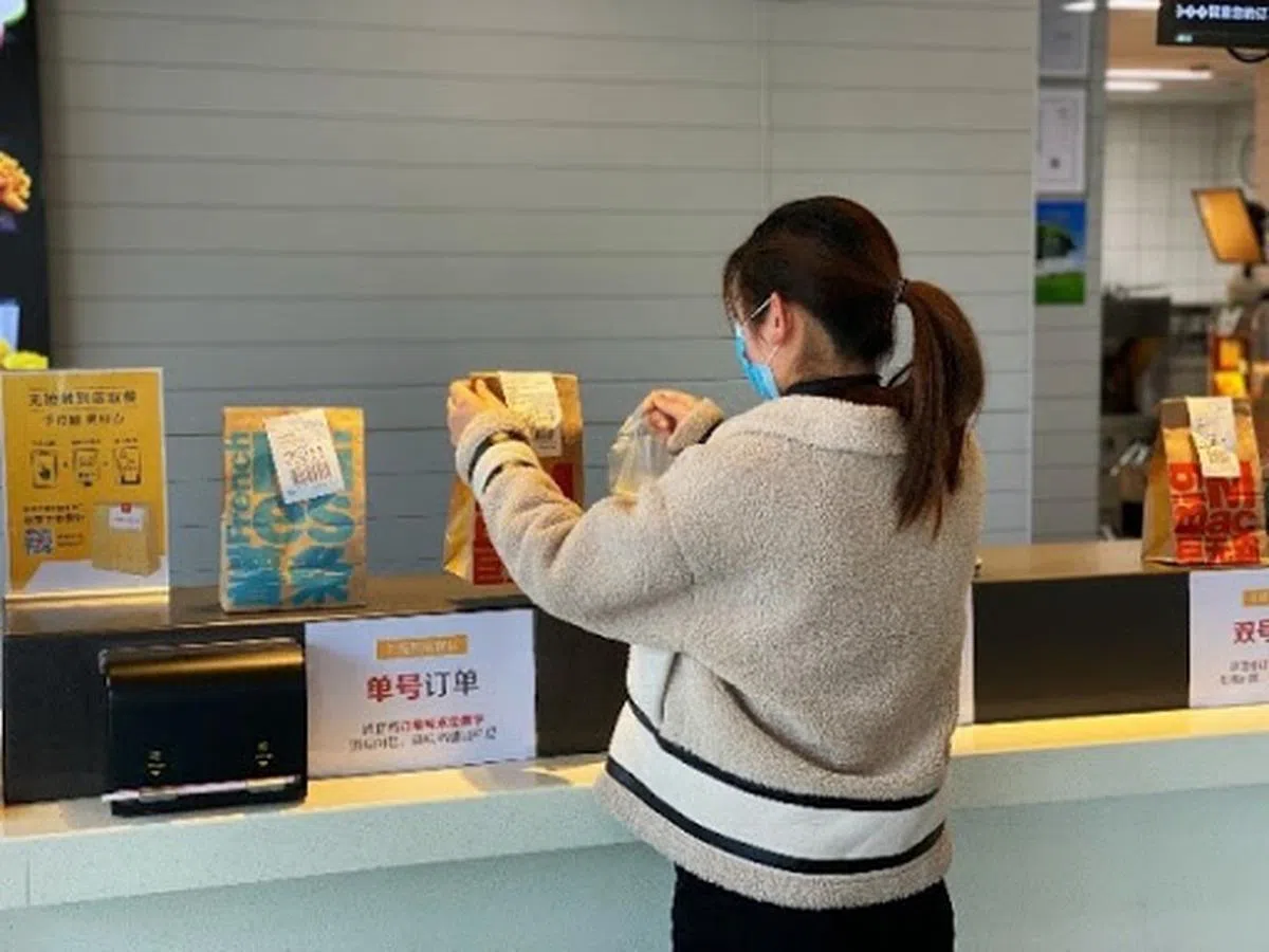  顾客自助领取餐点。（麦当劳中国官网） 