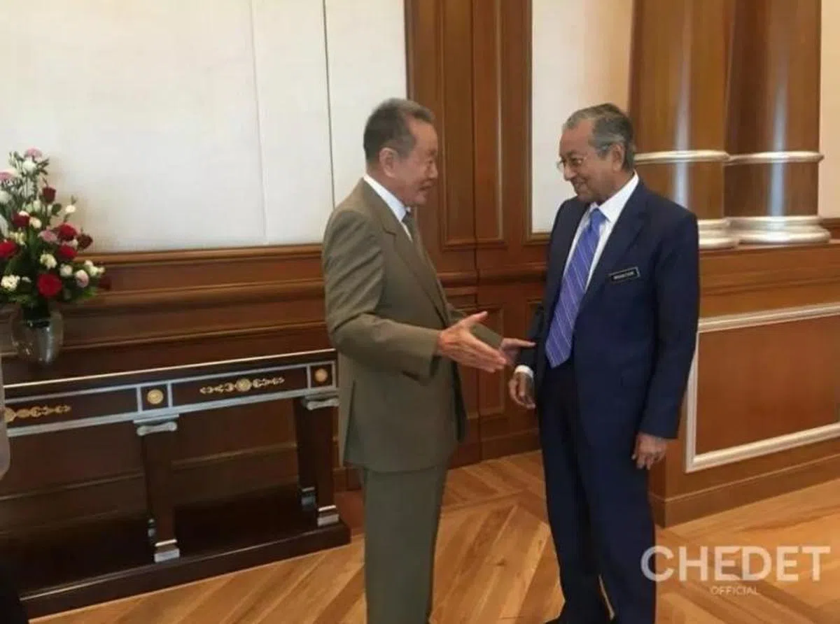  郭鹤年（左）5月23日下午到布城首相署，见到马哈迪的第一句话就说：“我向你致敬，你救了这个国家。”（马哈迪推特） 